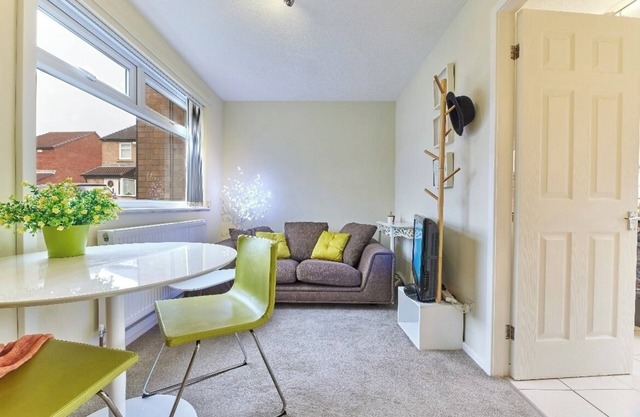 Perfect House Experience Professionals or Couples