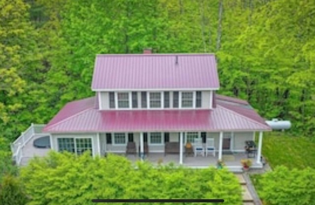 Perfect location & hot tub! Cozy home for couples, parties of 4, possibly more!