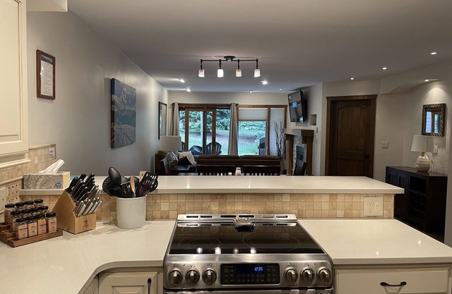 Perfect location off 4 o'clock run, Walk to Mainstreet, Ski-In, Shared Hot Tub