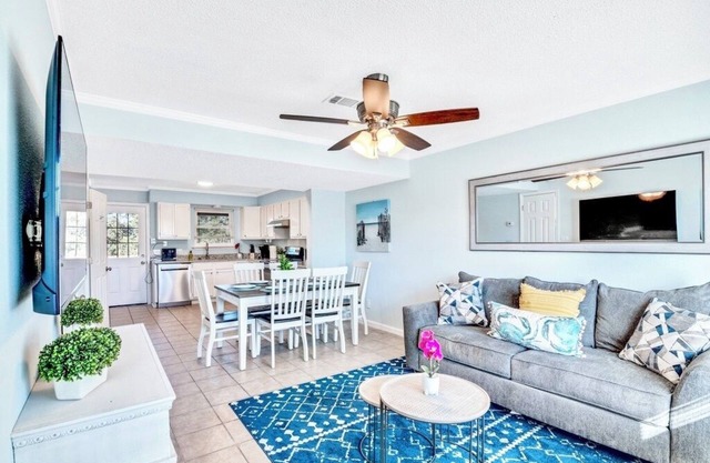 Perfect Perdido Key Getaway Minutes to the Beach!