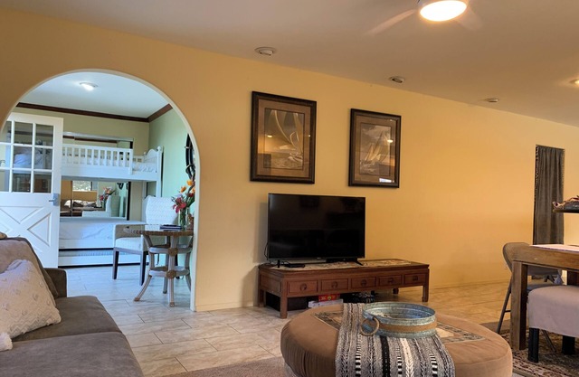 Perfectly located between the beaches & Kona town, just 10 min from airport. nn