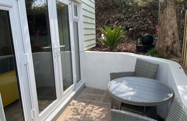 PERRAN PEARL B, country holiday cottage, with a garden in Perranporth
