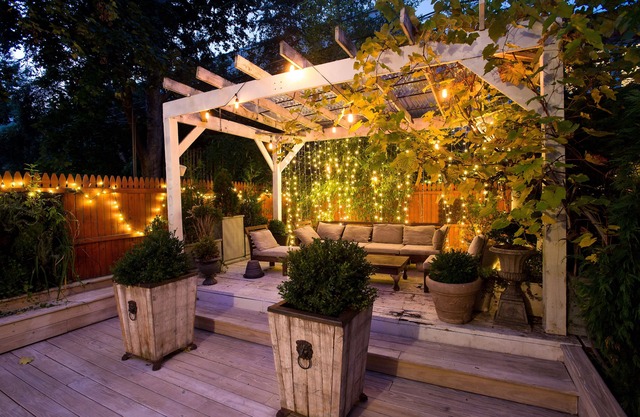 Pet/dog Friendly Brownstone Apartment with wifi and coffee. Private backyard