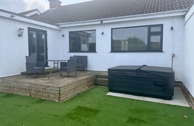 Pet-Friendly - 2 Bedrooms Bungalow hot tub parking