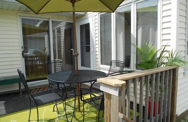 Pet friendly 3rd house back from ocean.
