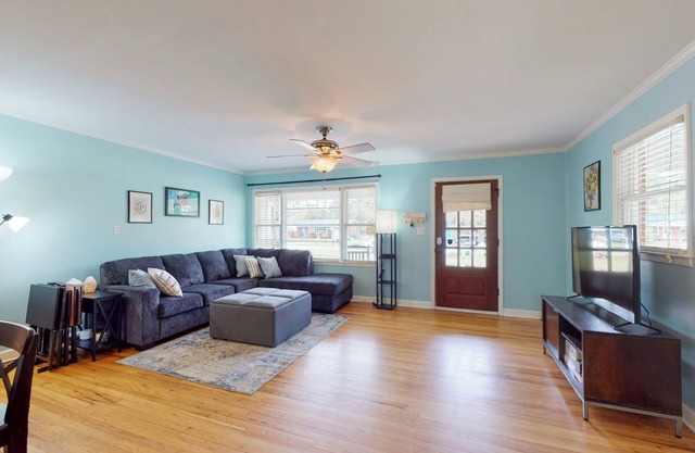 Pet Friendly, 5 bed home for 12 ppl w/patio, fire pit in Central Wilmington