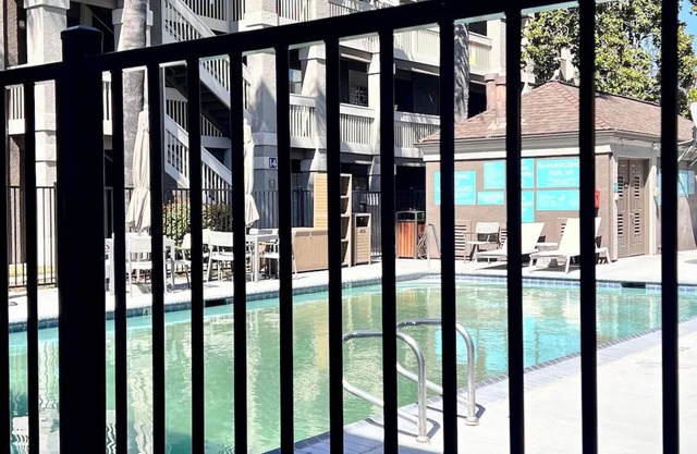 Pet-friendly ADA Unit with Full Kitchen, Outdoor Pool, Onsite Parking