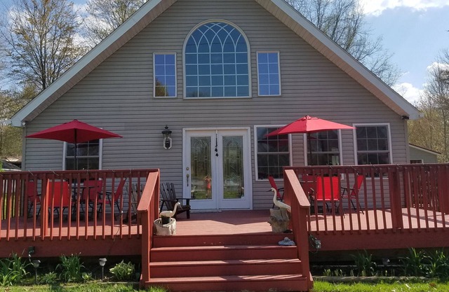 Pet friendly and charming chalet just 1/2 mile walk to Lake Pymatuning