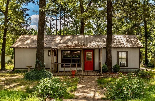 Pet-friendly campground cabin retreat w/shared pool, firepit, lake access