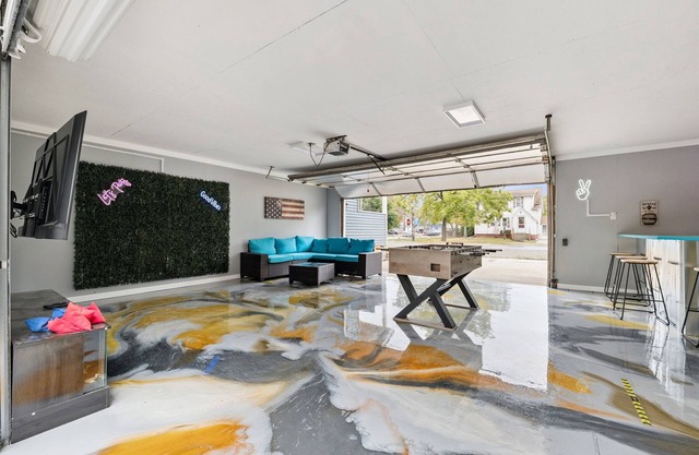 Pet Friendly/Gated Backyard/Game room/Hot Tub