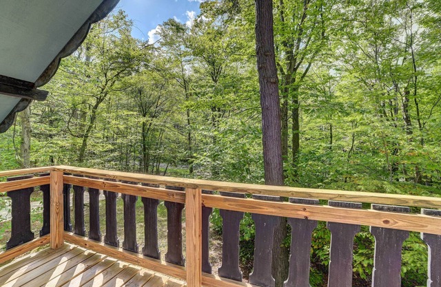 Pet-friendly Gem: Hike, Fish & Golf in Gaylord
