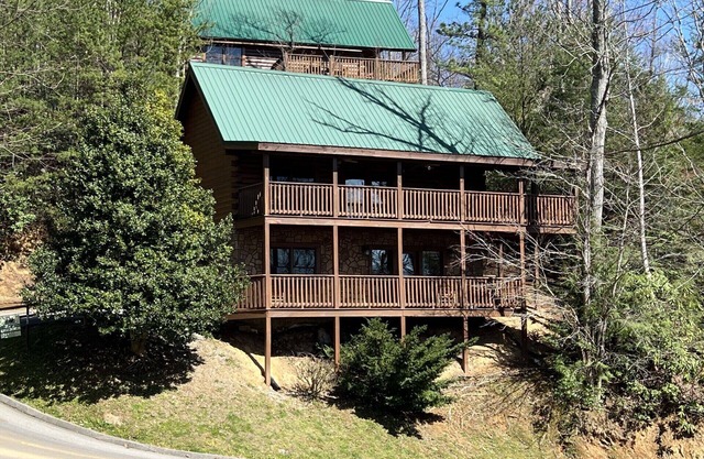 Pet friendly! Hot tub, Pool, King Beds, Pool table. Only 3 miles to downtown GB!