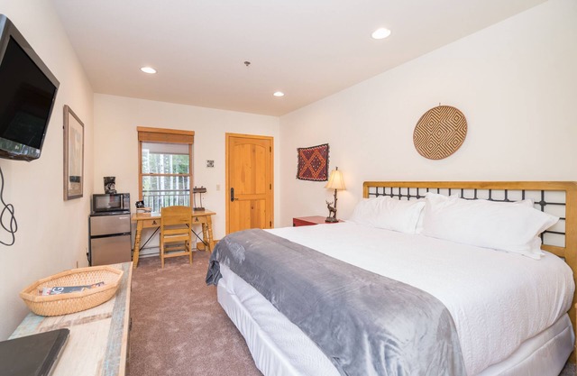 Pet-Friendly Lock-Off King Hotel Room With Pool, Hot Tub Access