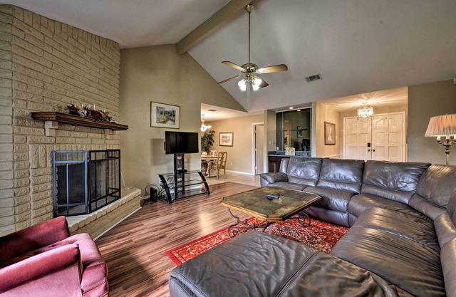 Pet-Friendly Missouri City Home w/Fenced-In Yard!