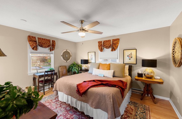 Pet-Friendly Mountain View Cottage - Large deck & views of Blue Ridge Mtns.