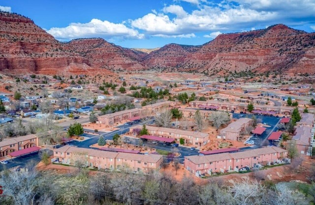 Pet Friendly pool and hot tub! Close to Zion!