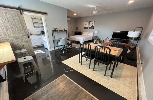 Pet Friendly Private Studio w/Fireplace & Parking