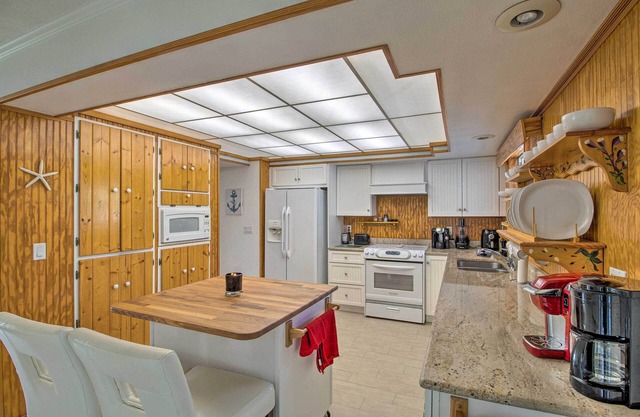 Pet-friendly Sebastian Home on Lake; Golf Nearby