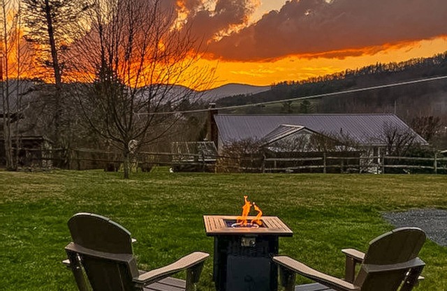 Pet-Friendly Stays for Leaf Peepers @ Petite Retreat