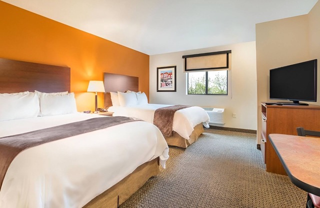 Pet-Friendly Stay w/Full Kitchen Near Cascade Falls & Iowa State Fairgrounds