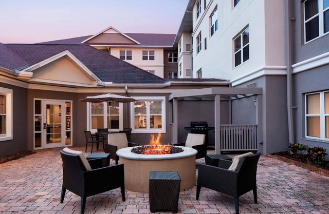 Pet-Friendly Tampa Escape: Comfortable Suites with Kitchen & Pool