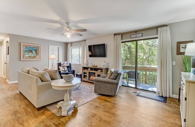 Pet Friendly | Updated Forest Ridge Villa | Short Walk to the Beach | Community Pool & Tennis