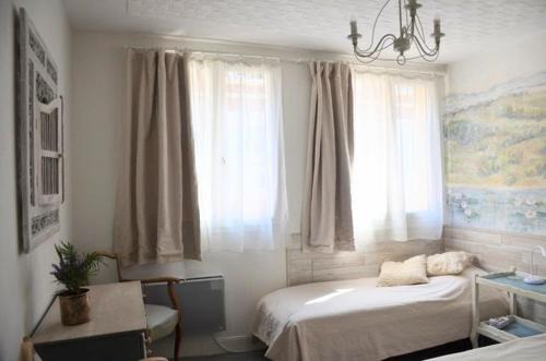 Petite chambre avec 2 lits dans maison d'artiste centre ville