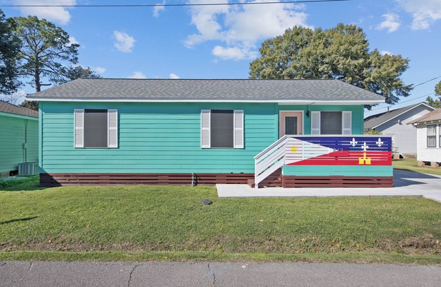 Petite Cottage near Downtown w/extra parking
