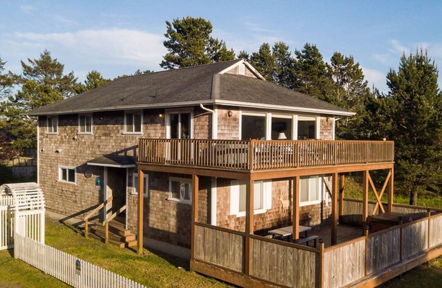 Pets OK, Fenced Yard, Playset, Walk to Beach, Pool Table, VolleyBal (45th)