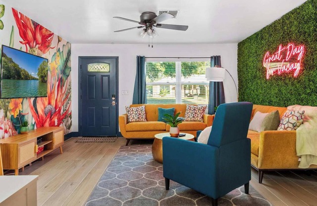 Pets OK! Heated Pool mins to 3 Sisters Spring!