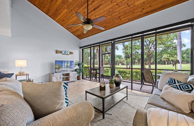 PGA Cottage On the Golf Course 2-bedroom house in lovely Palm Beach Gardens