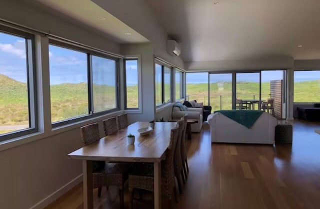 Phillip Island. 1 to 16 people. Linens included. Fast WiFi. 2 mins walk to beach