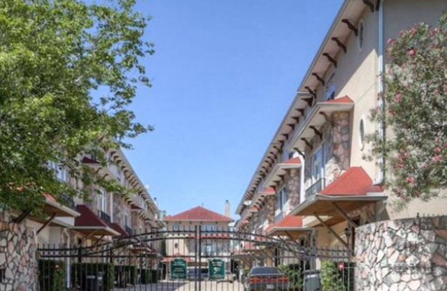 PICK ME! 3 story home! Corporate/Family/friends living for short & long stays