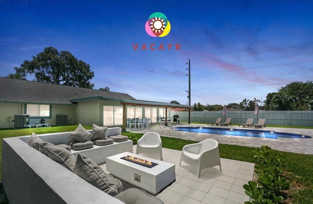 Pickleball Court Heated Pool Fire-Pit (West Palm Beach) - 8 min to beach