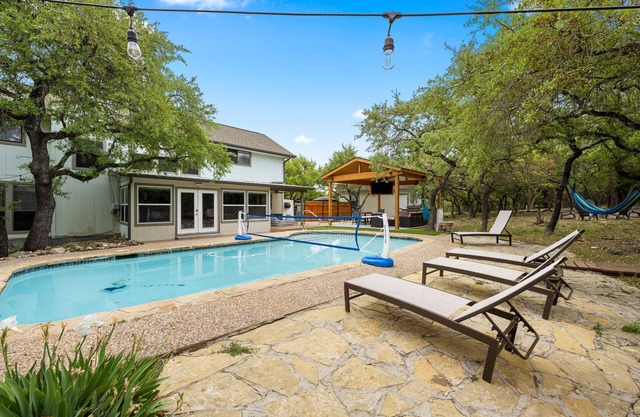 Pickleball, Heated pool, Hot tub, 2.5 Acres full of oaks