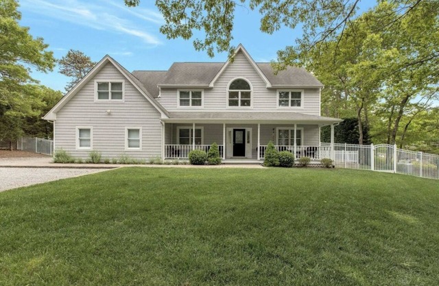 Picturesque 5 Bedroom Hamptons Villa with pool 3 min from beach