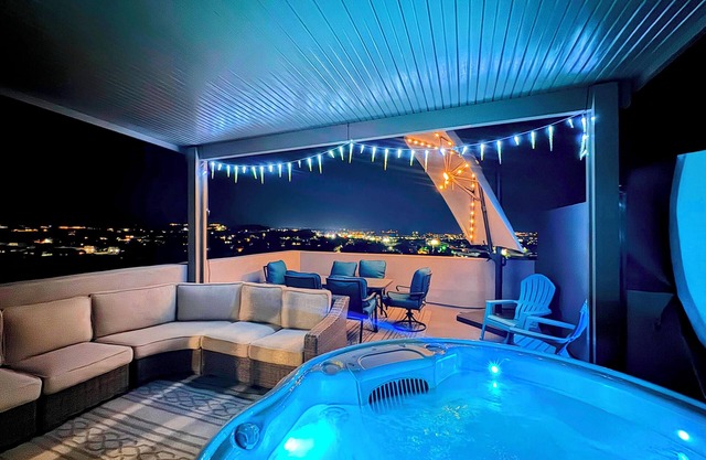 Picturesque Escape w/stunning 360 views & rooftop patio w/hot tub, near Zions
