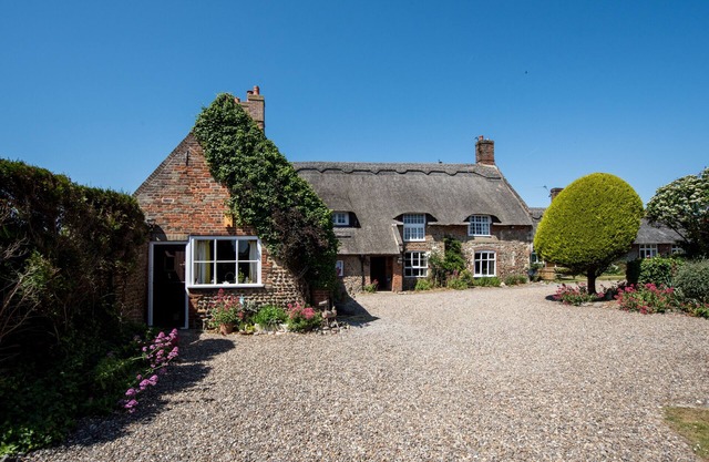 Pilgrims House - Six Bedroom House, Sleeps 12