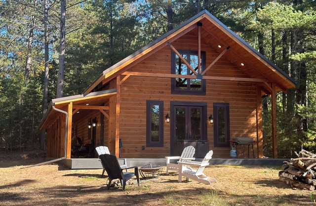 Pine Cabin on Gilmore Lake