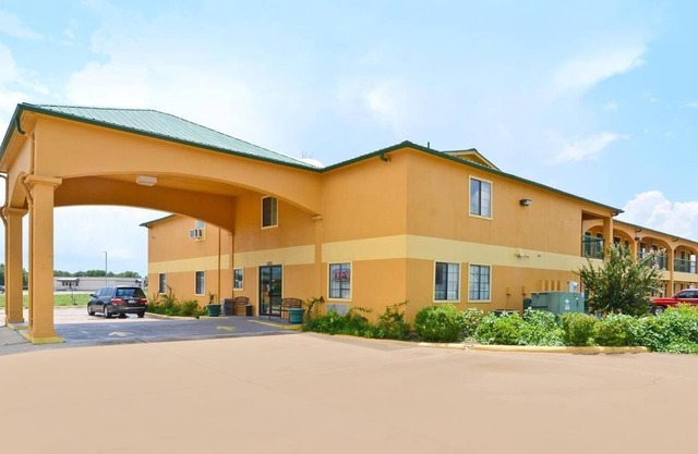 Pine Point Inn & Suites