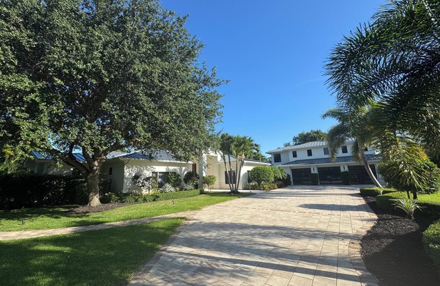 Pine Ridge Estates. Backyard Oasis. Minutes from the beach and downtown Naples