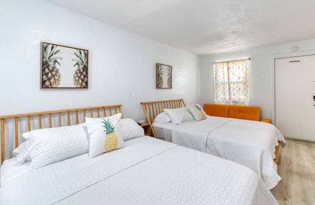 Pineapple Shores Retro Inn 3