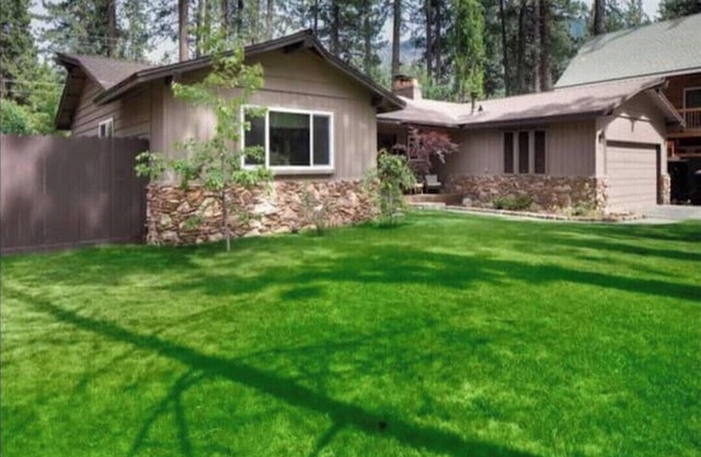 PineCone Lodge - 3 bed/2 bath - South Lake Tahoe (sleeps 6)