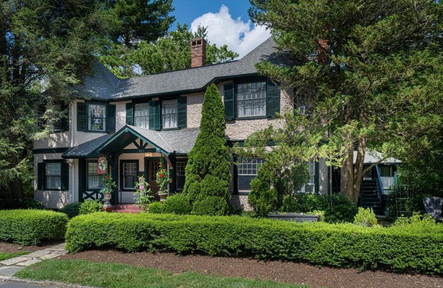 Pinecrest Bed & Breakfast