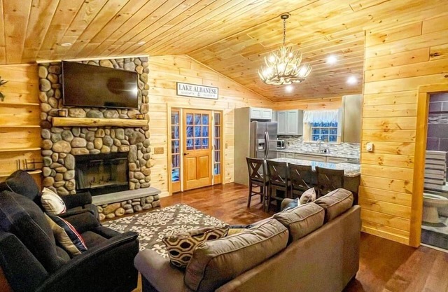 Pines Luxury Log Cabin Lakefront Kayaks & Hot Tub