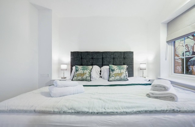 Pinewood Studios Bright 4 bed 2 bath house near – Slough