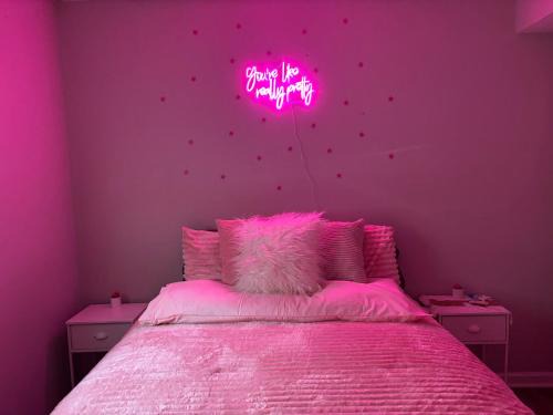 Pink Designed Queen Suite - Game Room - 7 Mins From Airport