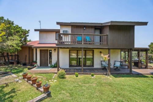 Pipe Creek Escape with Screened-In Porch and Hot Tub!