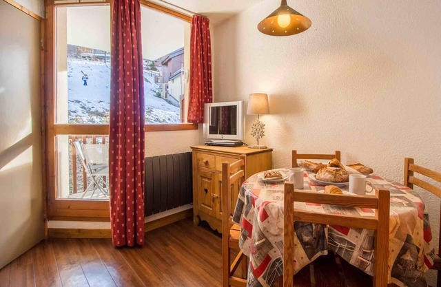 Piste side location pet friendly ski apartment for 4 Vallandry (Les Arcs)