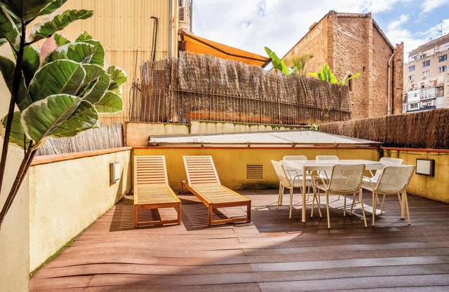 Pl Universitat Comfortable 3BD with private patio